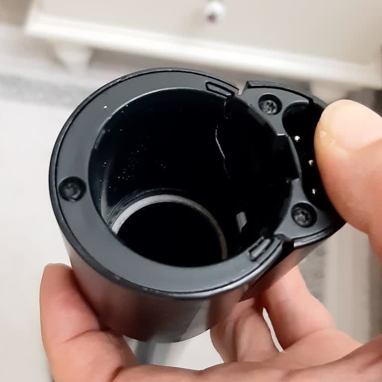 Media Markt'ta Satın Alınan Philips Süpürge Üst Parçası Çatladı Ve Kırıldı