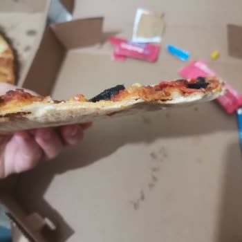 Domino's Pizza Kalitesi Düşük: Kuru Hamur Ve Ekşi Sos