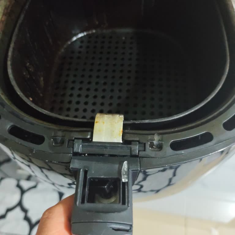 Kumtel Airfel XXL Izgarada İç Kaplamanın Soyulması Ve Kulp Kırılması: Yedek Parça İsteği