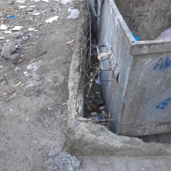 Avcılar'da Çöp Konteyneri Çevresindeki Yıkık Duvar Ve Kesik Demirler Ciddi Can Güvenliği Tehlikesi