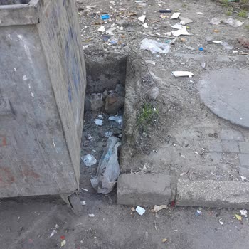 Avcılar'da Çöp Konteyneri Çevresindeki Yıkık Duvar Ve Kesik Demirler Ciddi Can Güvenliği Tehlikesi