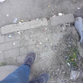 Avcılar'da Çöp Konteyneri Çevresindeki Yıkık Duvar Ve Kesik Demirler Ciddi Can Güvenliği Tehlikesi