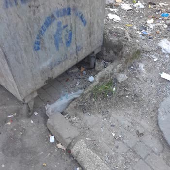 Avcılar'da Çöp Konteyneri Çevresindeki Yıkık Duvar Ve Kesik Demirler Ciddi Can Güvenliği Tehlikesi