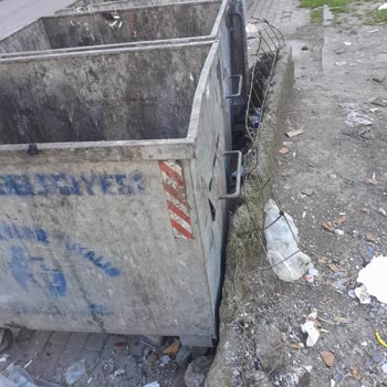 Avcılar'da Çöp Konteyneri Çevresindeki Yıkık Duvar Ve Kesik Demirler Ciddi Can Güvenliği Tehlikesi