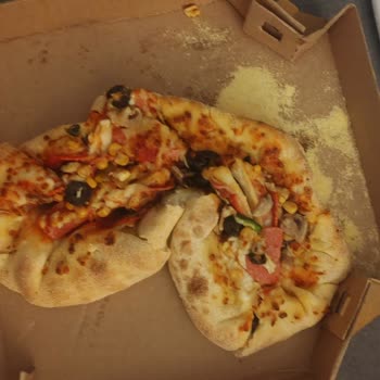 Pizza Kutuları Çökmüş, Pizzalar Yapışmış: Kalitesiz Paketleme Ve Teslimat