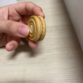 BİM Bruno Kremalı Sandviç Bisküvi İçinde Kıl Bulunması