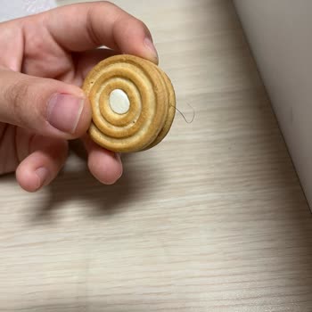 BİM Bruno Kremalı Sandviç Bisküvi İçinde Kıl Bulunması