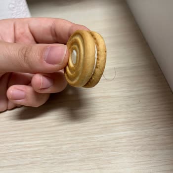 BİM Bruno Kremalı Sandviç Bisküvi İçinde Kıl Bulunması