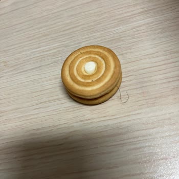 BİM Bruno Kremalı Sandviç Bisküvi İçinde Kıl Bulunması