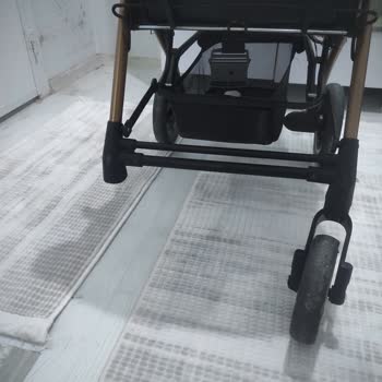 Ajet Uçuşunda Kırılan Valizler Ve Kayıp Bebek Arabası Tekeri İçin Saygısız Tutum