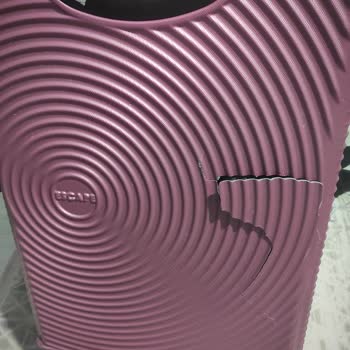 Ajet Uçuşunda Kırılan Valizler Ve Kayıp Bebek Arabası Tekeri İçin Saygısız Tutum