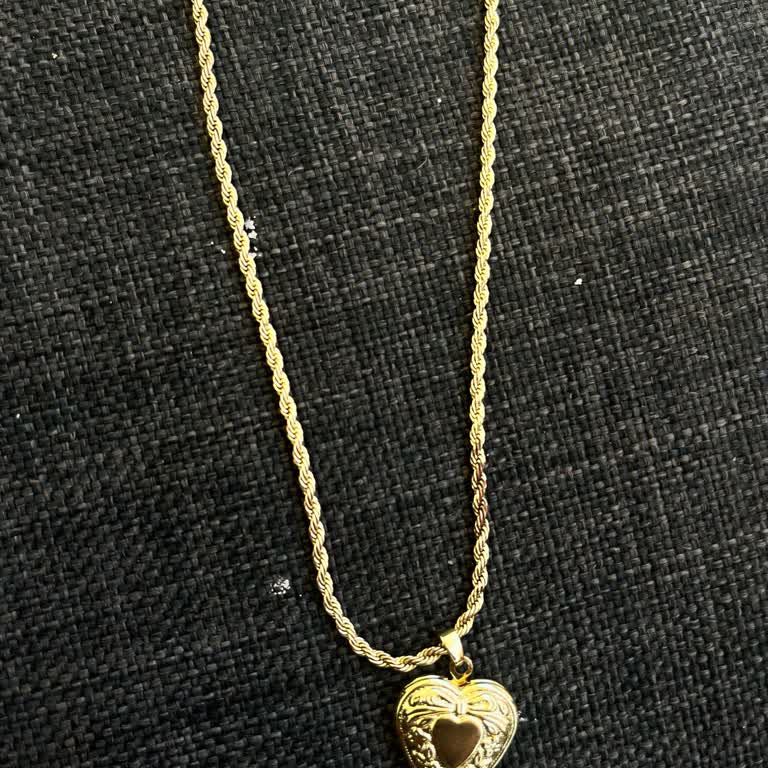 Kısa Sürede Rengi Atan Çelik Kolyede Sağlık Endişesi Ve İade Talebi