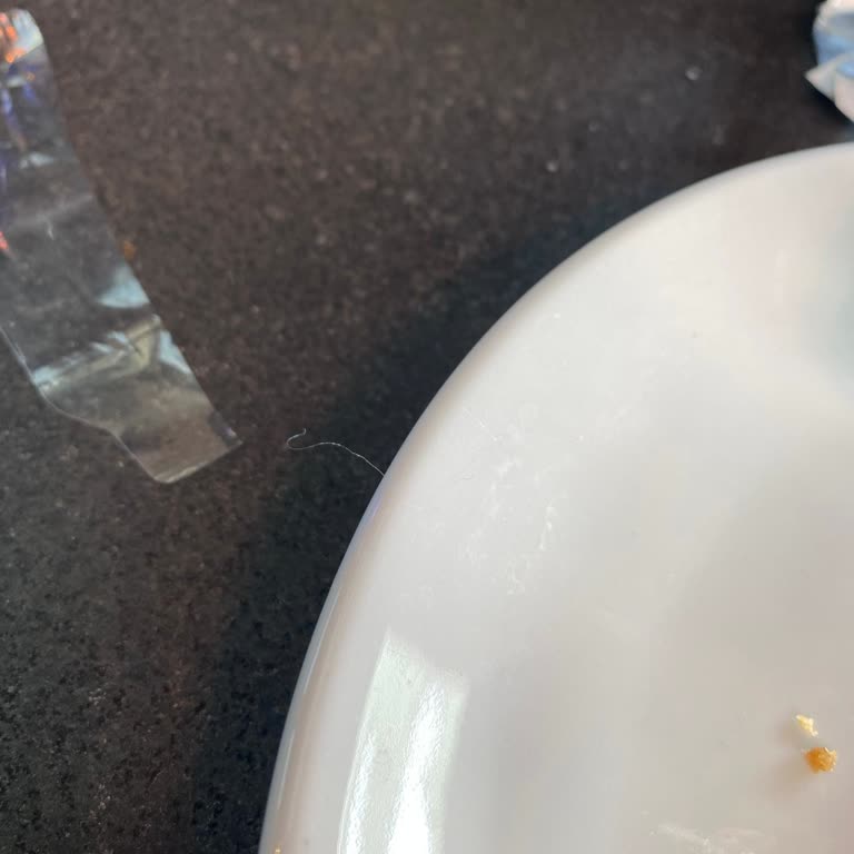 Starbucks’ta Limonlu Cheesecake’te Tüy Çıktı Hijyen Sorunu