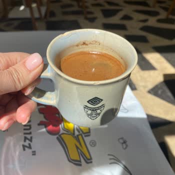 Gua Coffee Company Akbatı Fincanlar Kırık Çatlak
