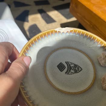 Gua Coffee Company Akbatı Fincanlar Kırık Çatlak