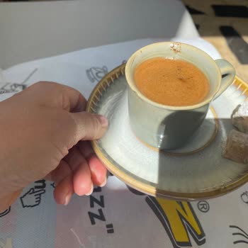 Gua Coffee Company Akbatı Fincanlar Kırık Çatlak