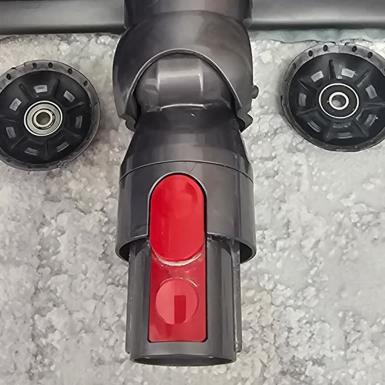 Dyson V15 Ayak Tekerleği Kırılıyor, Garanti Kapsamında Ücretsiz Değişim Gerekiyor