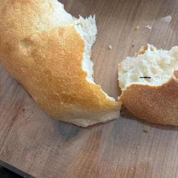 Somun Ekmekte Bulunan Siyah Lastik Gıda Güvenliği İhlali