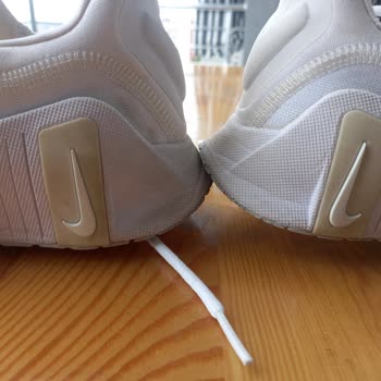 Nike Beyaz Ayakkabıda Logo Sararması Ve Değişim Talebi