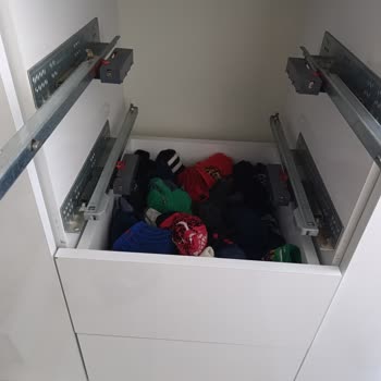 Çekmecedeki Bas Aç Kilit Sistemi Çalışmıyor Ve Güvenlik Endişesi Oluşturuyor