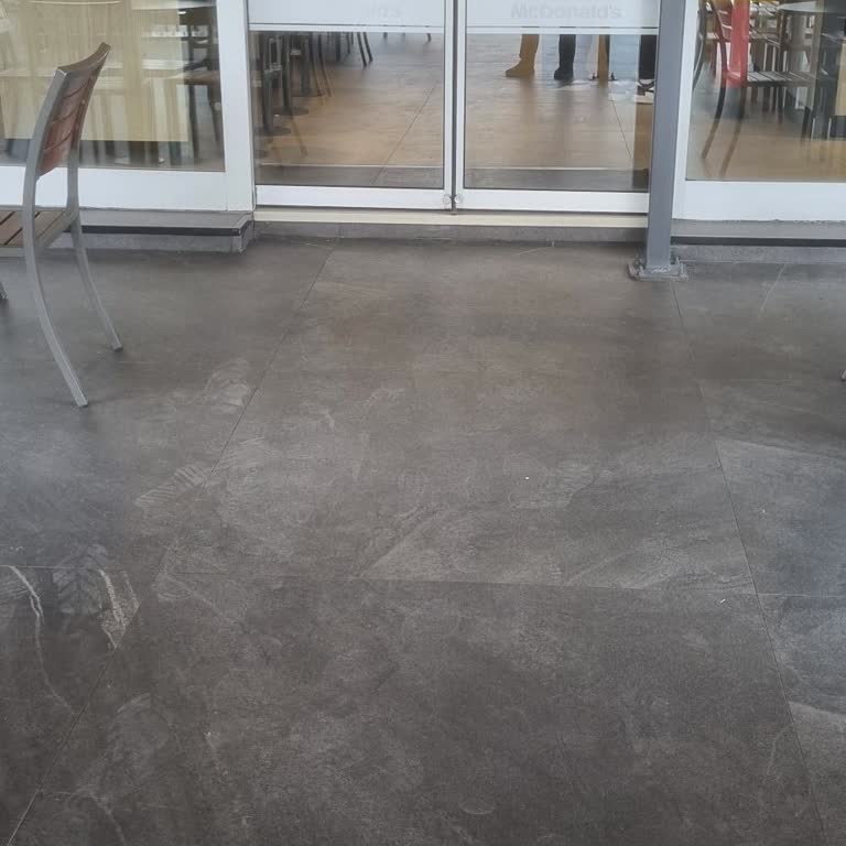 McDonald’s Kapısındaki Yükseklik Uyarısız Çocukları Tehlikeye Atıyor