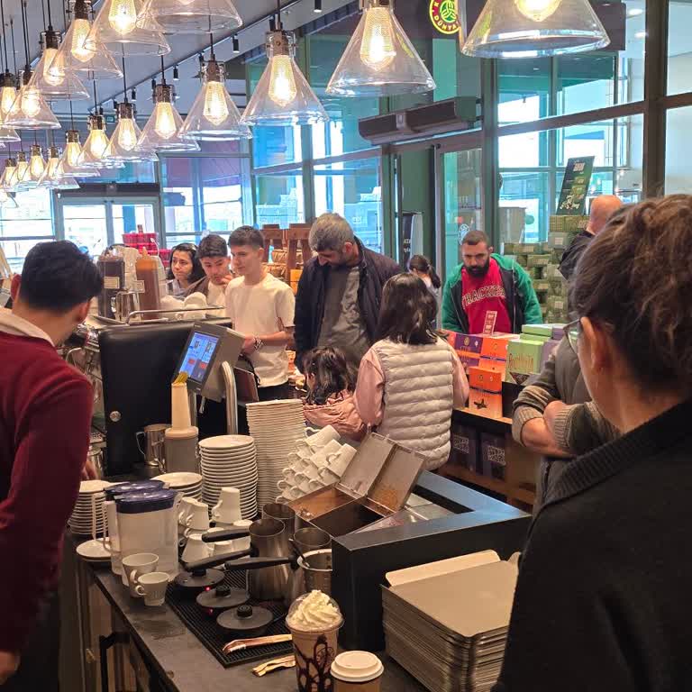 Yoğun Saatlerde Tek Çalışan Nedeniyle 25 Dakika Kahve Bekletildi