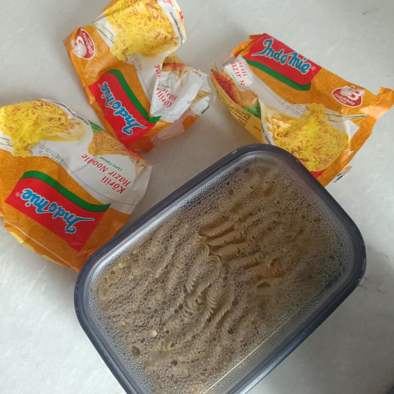 Noodle Paketi İçindeki Baharat Ve Yağ Eksikliği