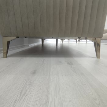 Koltuk Ayaklarındaki Eksik Koruyucu Vida Nedeniyle Zeminde Çizik Oluştu