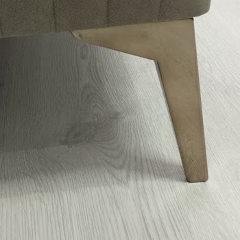 Koltuk Ayaklarındaki Eksik Koruyucu Vida Nedeniyle Zeminde Çizik Oluştu