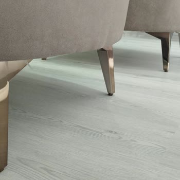 Koltuk Ayaklarındaki Eksik Koruyucu Vida Nedeniyle Zeminde Çizik Oluştu