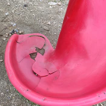 Kırık Oyun Ekipmanları Çocukları Riske Attığı İçin Acil Onarım Talebi