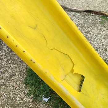 Kırık Oyun Ekipmanları Çocukları Riske Attığı İçin Acil Onarım Talebi