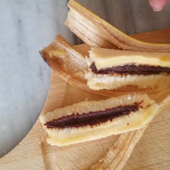 İzmir Mithatpaşa Şok Şubesinde Satın Alınan Muzların İçinde Simsiyah Bozulma