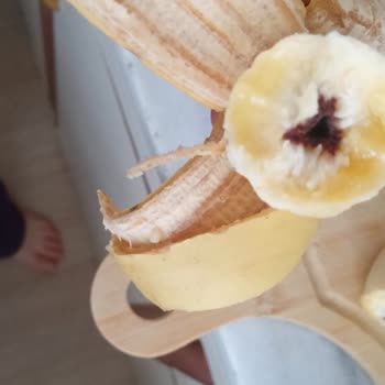 İzmir Mithatpaşa Şok Şubesinde Satın Alınan Muzların İçinde Simsiyah Bozulma