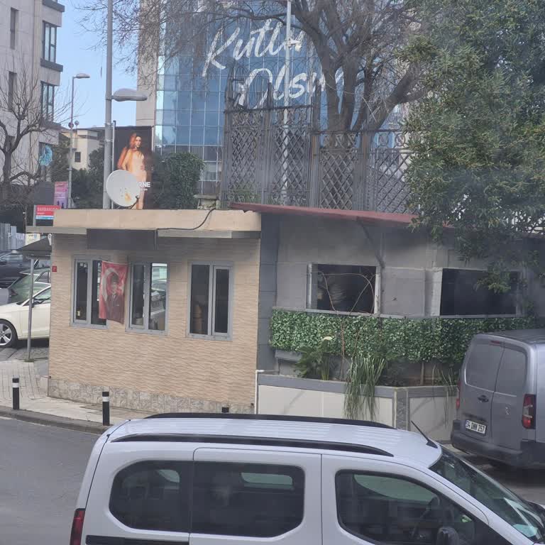 Emirhan Taksi Durağının Yanındaki Kaçak İnşaatın Yıkımı İçin Acil Müdahale Talebi