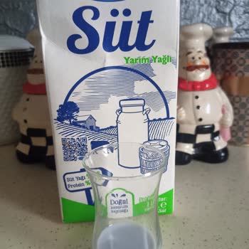 Mavi Renkli Bozulmuş Süt Ve Çocuk Sağlığı Endişesi