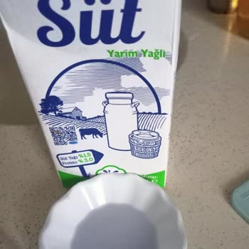 Mavi Renkli Bozulmuş Süt Ve Çocuk Sağlığı Endişesi