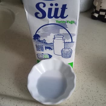 Mavi Renkli Bozulmuş Süt Ve Çocuk Sağlığı Endişesi