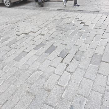 Kuzguncuk’taki Derin Çukur Yol Ve Yaya Güvenliğini Tehlikeye Atıyor