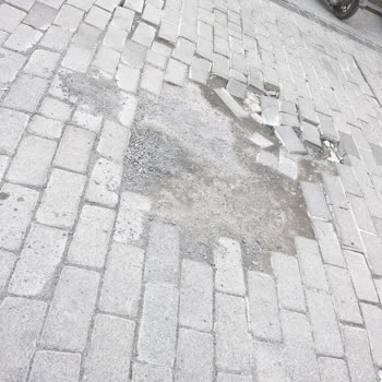 Kuzguncuk’taki Derin Çukur Yol Ve Yaya Güvenliğini Tehlikeye Atıyor