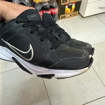 Nike Ayakkabım Dört Ayda Açıldı, Mağaza Tüketici Hatası İddia Ediyor