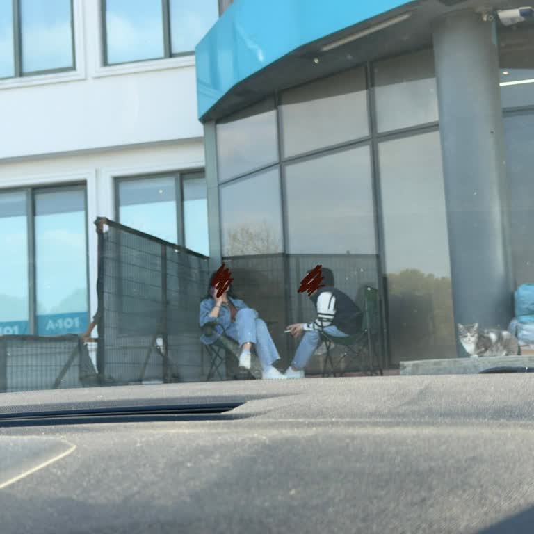 A101 Şubesinde Çalışanların Sigara İçmesi Ve Müşteri İhmali