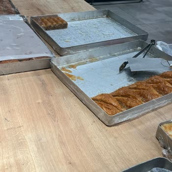 Dudullu Şubesinde Açık Tepsili Börek Satışı Ve Uzun Bekleme Şikayeti