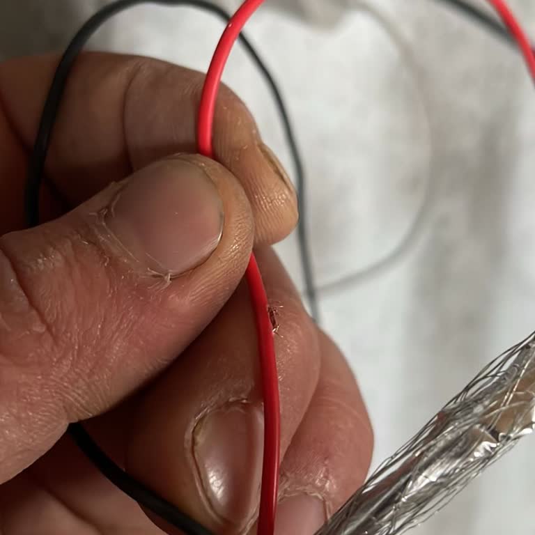 Defolu Kablolar Ve Yanmış Kameralar Yangın Tehlikesi Yaratıyor