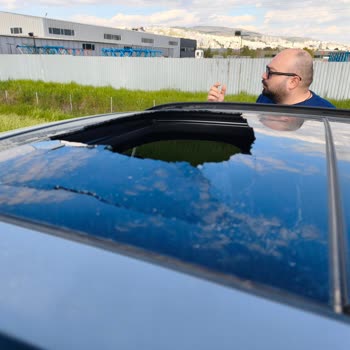 BMW X1 Sunroof Shattered Suddenly and Injured Us on the Road