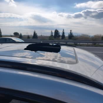 BMW X1 Sunroof Shattered Suddenly and Injured Us on the Road