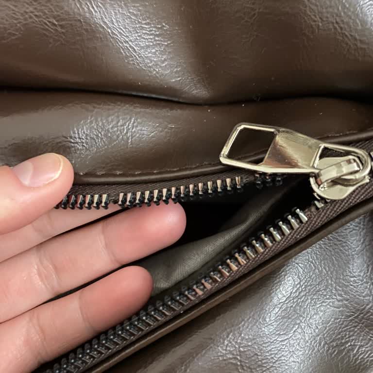 Yeni Alınan Vintage Omuz Çantasında Fermuar Metal Parçalarının Dökülmesi