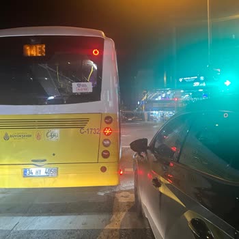 İETT Otobüsü Dikiz Aynamı Kırdı Ve Şoför Özür Dilemedi