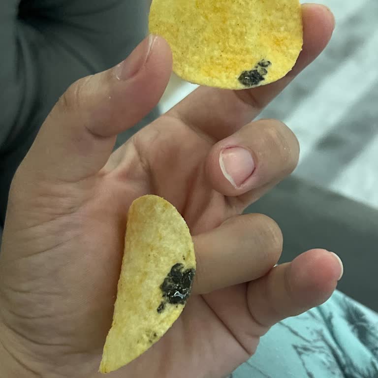 Migros Chipsletten Cipslerin 2–3 Tanesinin Üzerinde Siyah, Boya Benzeri Ve Yabancı Madde