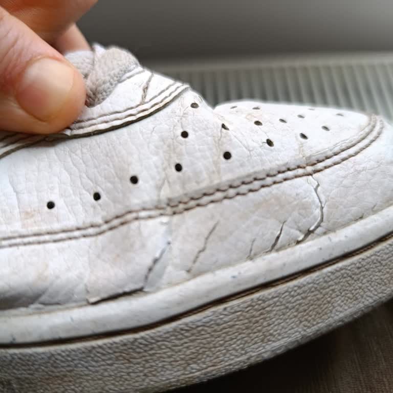 Nike Erkek Ayakkabısının Derisi 2 Ayda Soyuldu, Mağaza Kullanıcı Hatası Dedi